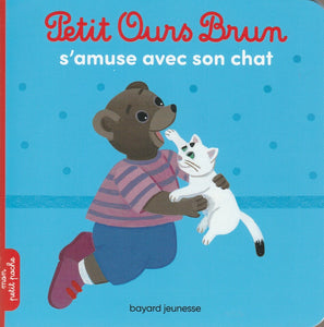 Petit Ours Brun S'amuse Avec Son Chat